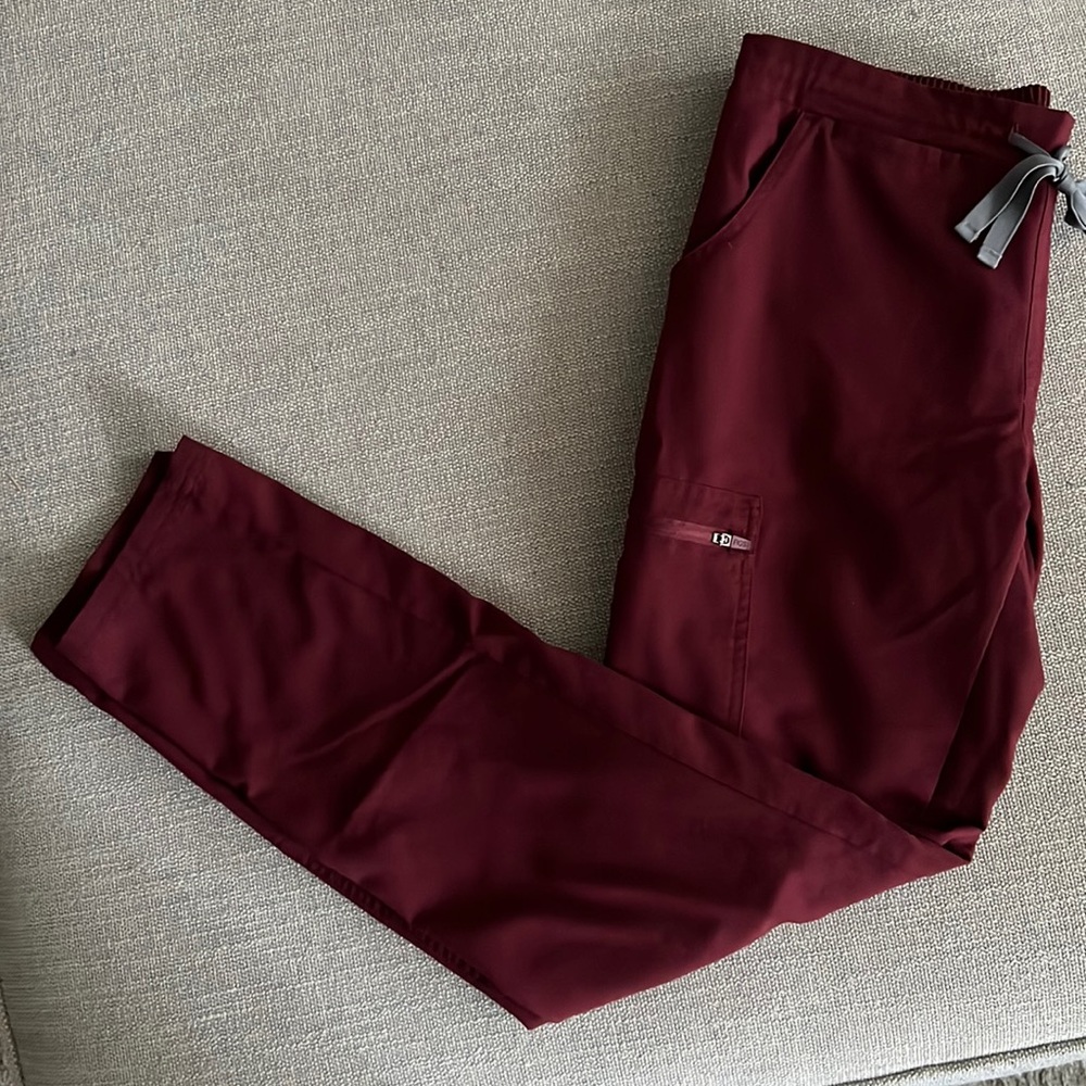 FIGS scrub pants XS in Burgundy